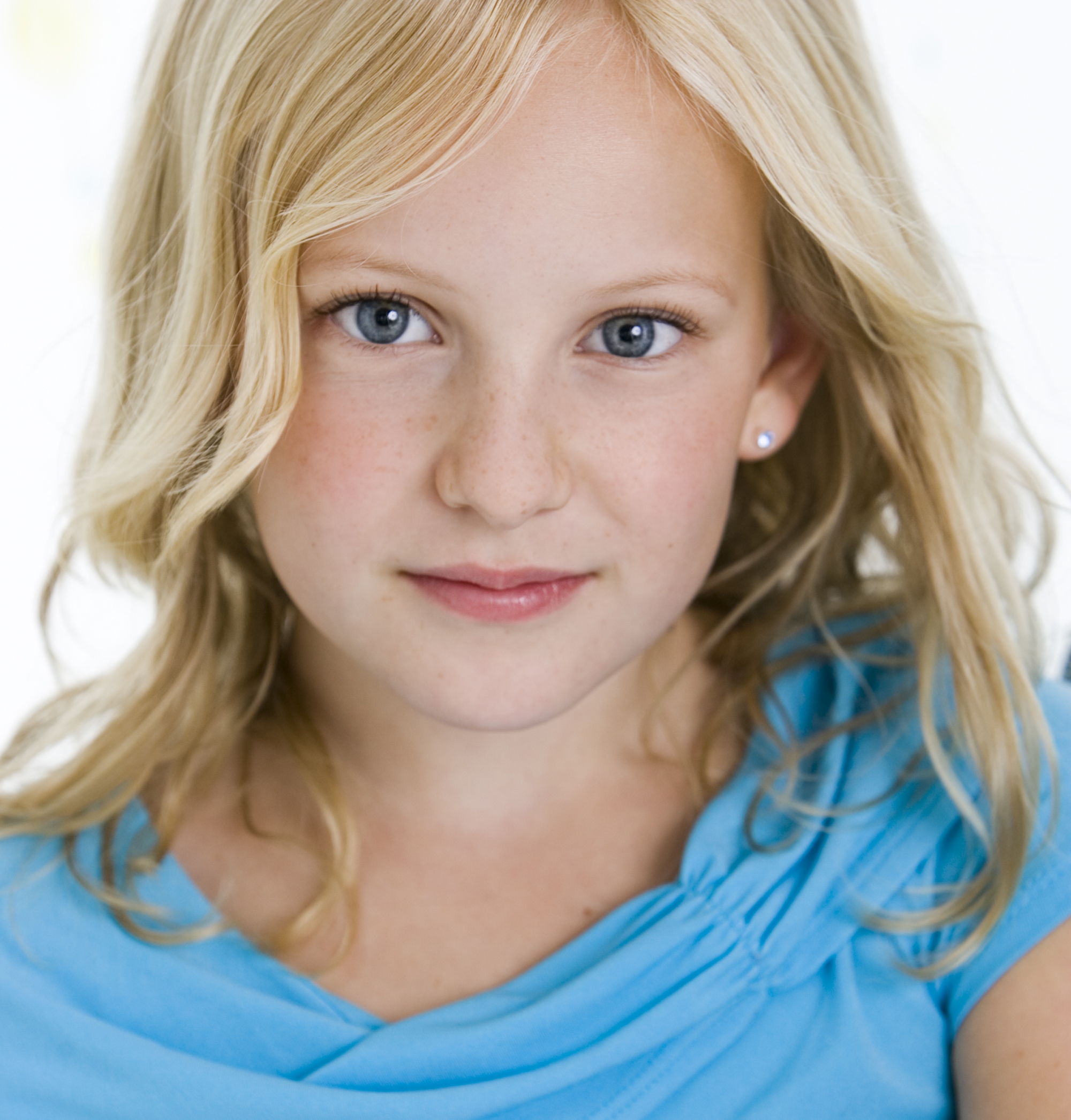 Chloe Greenfield Blonde Child Actor Headshot Straightforward Mona Lisa Smile